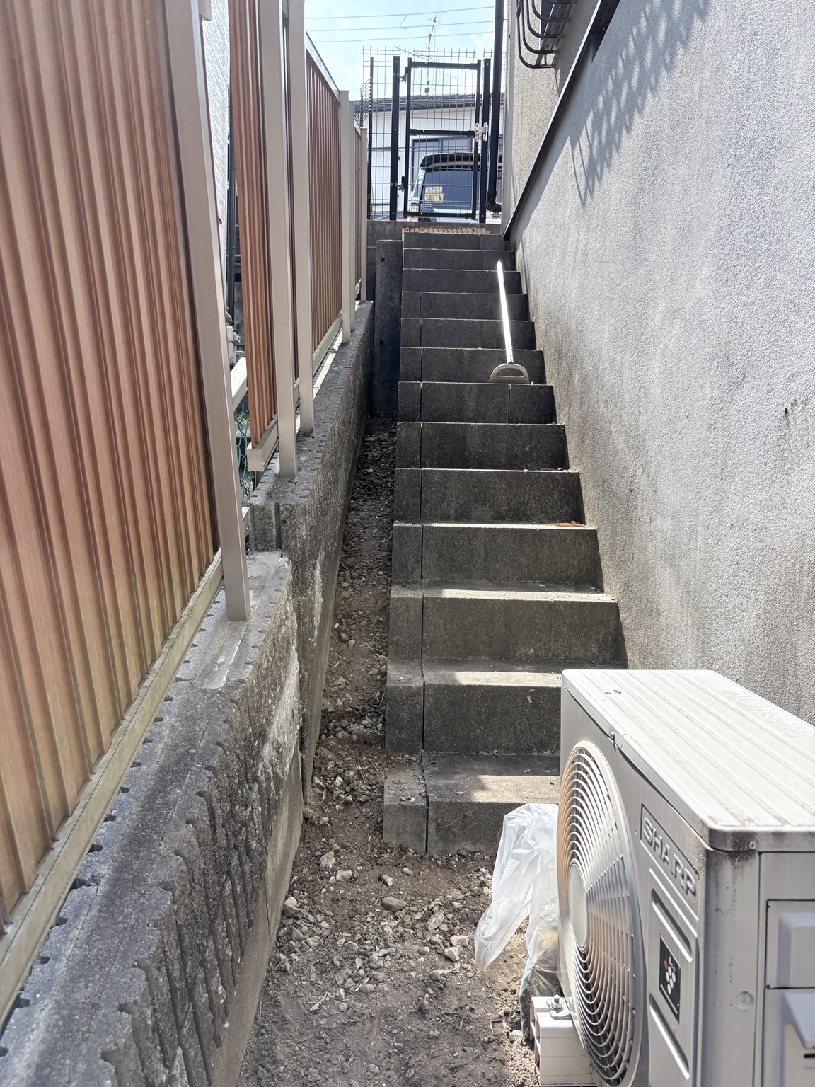 階段まわりの除草の作業後